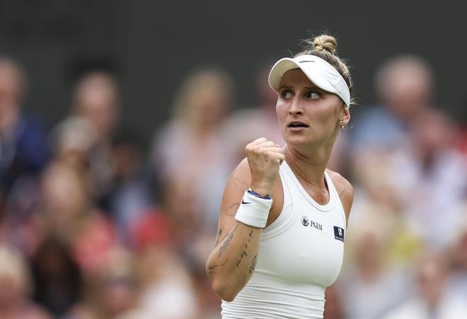 英国女歌手利帕现场观看阿根廷国家德比，并与里克尔梅合影